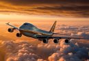 Flug von West nach Ost ist schneller. Reisen in die USA dauern länger als Reisen von den USA nach Deutschland. Boeing 747 sunset